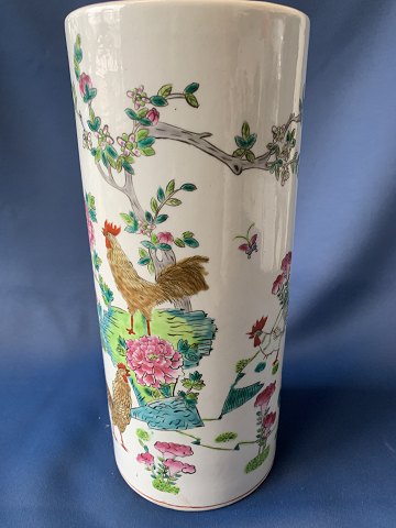 Gammel kinesisk håndmalet vase med mange flotte detaljer 
Højde. 28cm