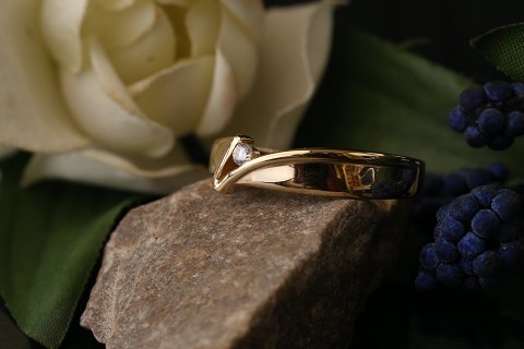 Unique gold ring in 14 carat gold and white zircon. Great design and special 
look. Size 60.