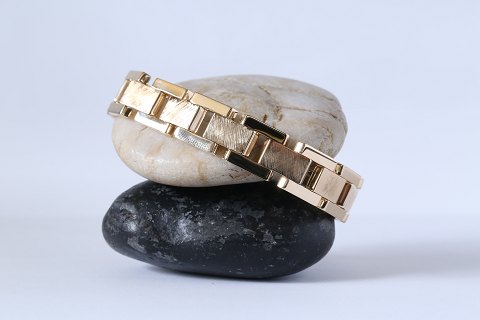 Block gold bracelet 3 rows, with chisels and box lock. Stamped 585 Jø.S