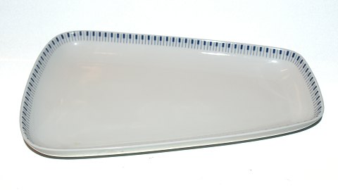 Danild 64 Tangent, Asymmetrisk fad
Lyngby Porcelæn, Ildfast
Størrelse 28 x 17,5 cm.
