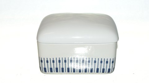 Danild 64 Tangent, Butter Box
Lyngby Porcelain, Fireproofed
Size 12 x 10 cm.