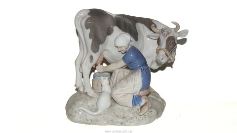 Bing & Grondahl Figurine, Milkmaid with cat
Design: Axel Locher
Dec. Number 2017