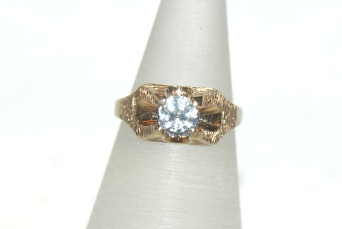 Gold ring with zirconia