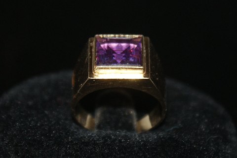 Gold ring with amethyst 14 carat