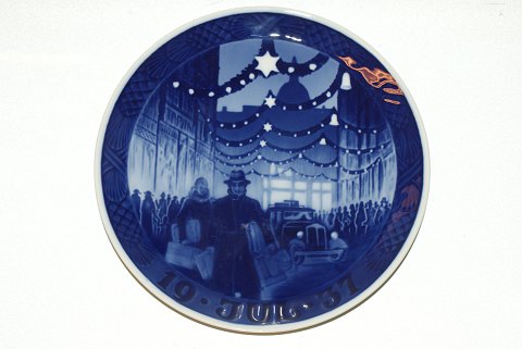 Royal Copenhagen Christmas Plate 1937. Christmas atmosphere at Strøget.