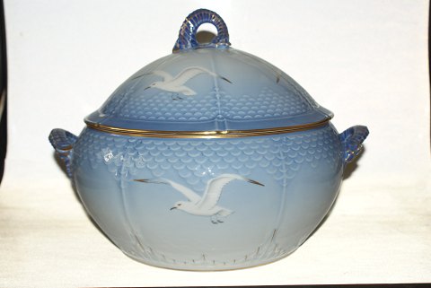 Bing & Grondahl Seagull with Gold Edge, Tureen
Wide 33 cm height 25 cm
SOLD