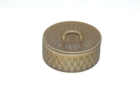 Bing & Grøndahl Nissen/Kronjyden, Relief stentøj, sukkerskål med låg
Diameter 12 cm 
Højde 6,5 cm
SOLGT