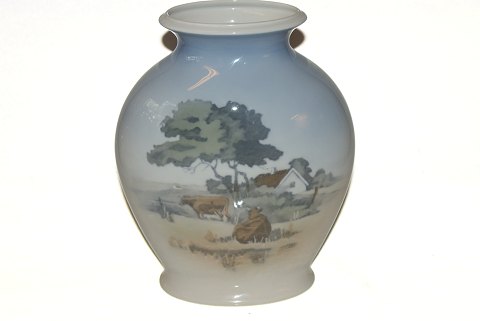 Royal Copenhagen vase
Motiv landskab med køer
Dek. nr. 4500
web 6896   SOLGT