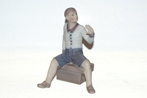 Dahl Jensen Figur siddende dreng
web 7627