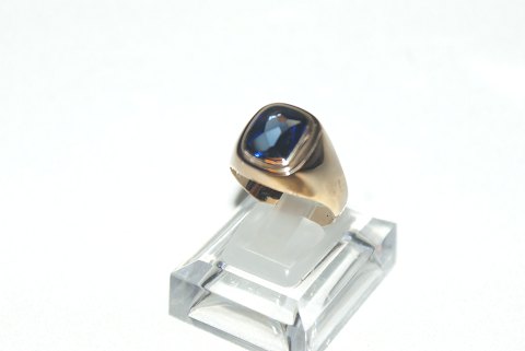 Elegant mens ring with blue stones in 14 carat gold