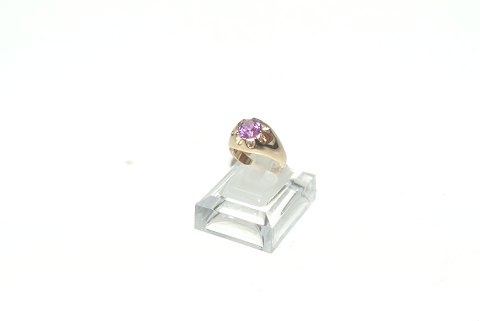 Elegant ladies ring in 14 carat gold with purple / pink stone