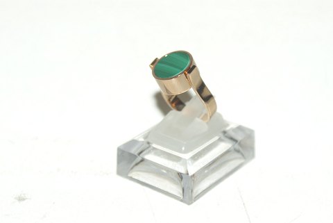 Elegant ladies ring with malachite in 14 carat gold and rotating head