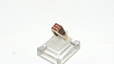 Elegant lady ring with garnet in 14 carat gold