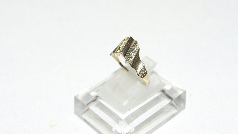 Elegant lady ring in 14 carat gold