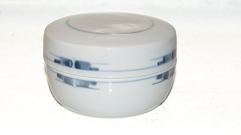 Royal Copenhagen Gemina, sugar bowl
Design: Gertrud Vasegaard in 1959 and discontinued production
Diameter 11 cm.
Height 6.5 cm.