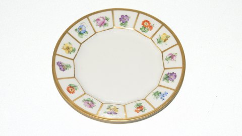 Kongelig Henriette, Desserttallerken
Dekorationsnummer 444/8553
Diameter knap 16 cm.
web 10426  SOLGT