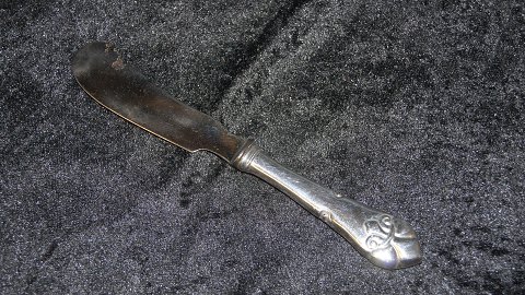 Smørkniv #Fransk Lilje Sølvplet
Produceret af O.V. Mogensen.
SOLGT