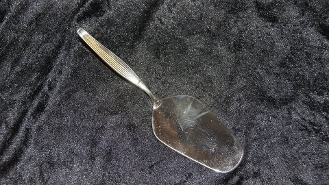 Cake spatula #Savoy, Sølvplet
Manufacturer: Frigast
Design: Henning Seidelin
Length 18 cm.