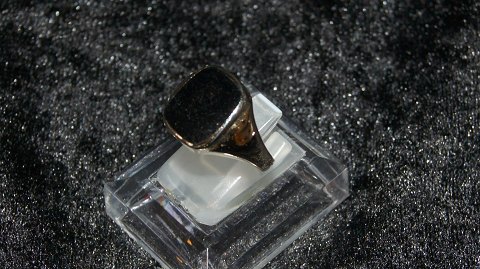 Elegant  Herrering med Onyx i 14 karat guld
Stemplet 585 TT
Str 58