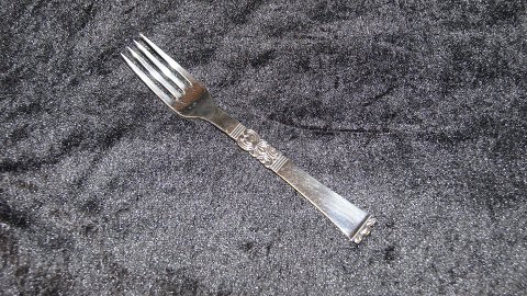 Frokostgaffel #Rigsmønster Sølvbestik
Frigast sølv
Længde 17,5 cm.