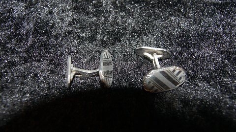 Cuffs in silver
Stamped 925
Width 18.33 mm
Height 18.53 mm