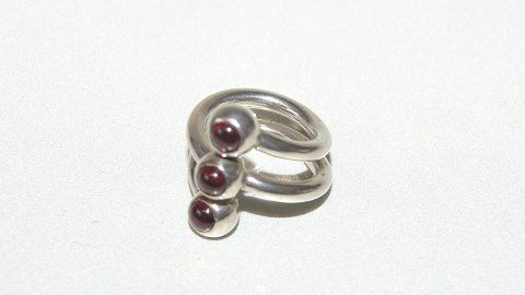 Ladies ring with Red stones
Str 52
Nice and well maintained condition