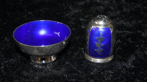 Salt vessel and pepper set Silver
Stamped V.B Sterling Denmark
Height 4 cm about Pepper
Height 2.3 * 5 cm approx Salt vessel
Nice and well maintained condition