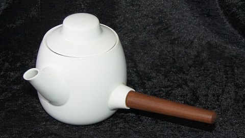 Bing & Grondahl #White coupler, #Teapot with wooden handle
Dek. # 303