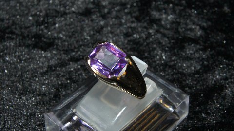 Elegant Ladies Ring with Purple Stone 14 Carat Gold