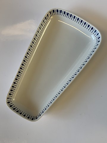 Danild 64 Tangent, Asymmetrisk fad
Lyngby Porcelæn, Ildfast
Størrelse 24*12 cm.
Højde 3,2 cm.