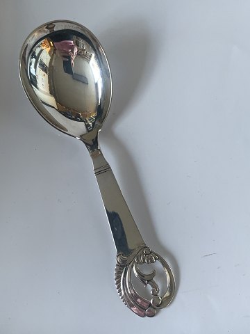 Serving spoon in Silver
Stamped : 3 towers hand forged
Produced: 1950
Length 16.4 cm