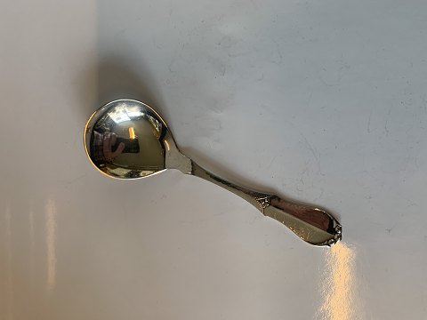 Serving spoon in silver
Length approx. 14.3 cm
Stamped 3. Towers JS
Produced Year. 1950