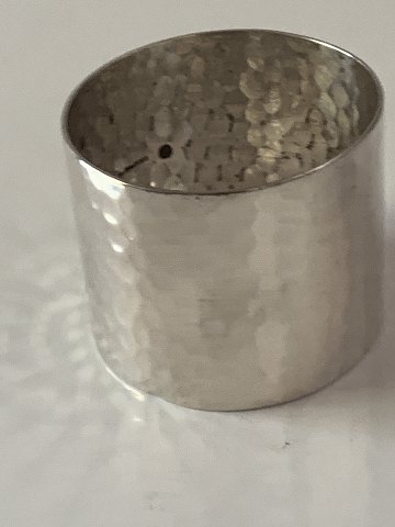 Napkin ring Silver
Stamped: Three Towers
Size 3.5 x ø 4.5 cm.