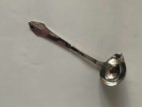 B 3. Sølv Flødeske
Hansen & Andersen.
Længde ca. 14 cm.