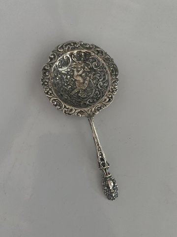 Thesis in silver
Length approx. 13 cm
The stamp. 830s