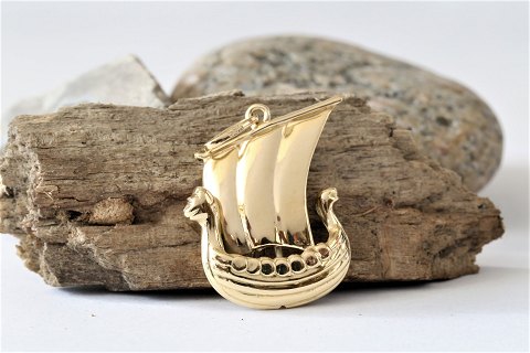 Beautiful pendant in 14 carat gold, designed as a Viking ship.