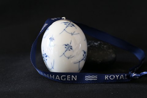 Musselmalet påskeæg fra Royal Copenhagen, med bånd. Smukt og stilrent.
SOLGT