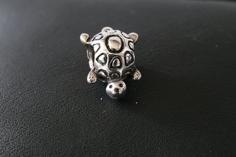 Charm til armbånd, fra  Pandora udført som skildpadde. 925 sterling sølv.