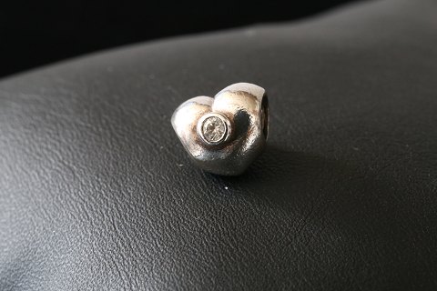 Charm til armbånd, fra  Pandora udført som hjerte med klar sten. 925 sterling 
sølv.