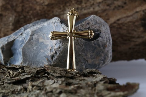 Gold cross in 14 carat gold, with beautiful details. For necklace.