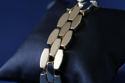 Gold bracelet in solid 14 carat gold. Beautiful and stylish with box lock.