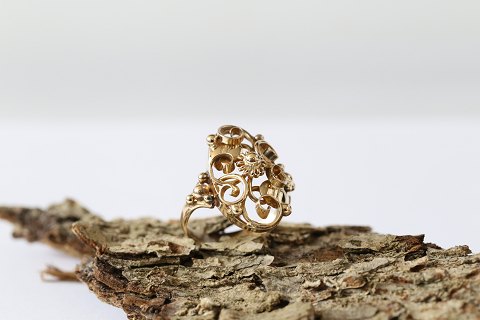 Meget elegant og detaljeret damering i 14 karat guld, 
stemplet 585 KD
Størrelse 56
SOLGT