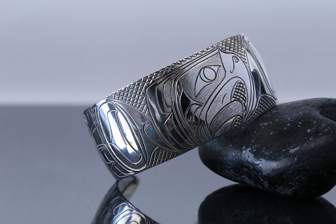 Flot armbånd i skinnende metal, og med flot mønster. Stemplet "Eagle".