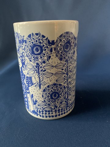 Blå Flora vase af Bjørn Wiinblad vase fremstillet på Nymølle keramik.
Dek. Nr. 3157/1315.