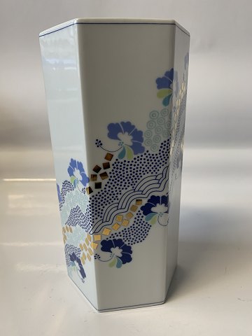 Bing & Grøndahl B&G 6-kantet Vase
Design Annegrethe Halling Koch 
Dek. Nr. 1817-5473
Blå - Prisme
SOLGT