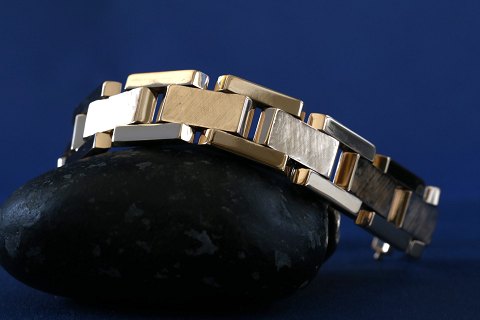 Block gold bracelet chiselled, with 3 rows in 14 carat gold, stamped 585 OFP, 
with box lock.