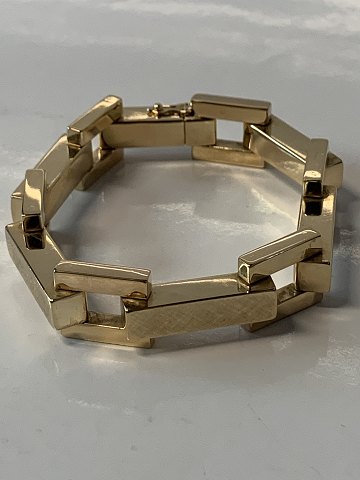 Blok guldarmbånd ciseleret, med 3 rækker i 14 karat guld, stemplet JA 585, med 
kasselås.