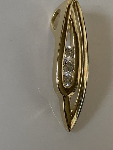 Guldvedhæng i 14 karat guld, med 3 hvide sten, stemplet SD 585. Tidløst design.