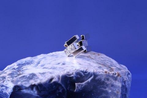Block earrings with 3 rows and embossing, in 14 carat gold.