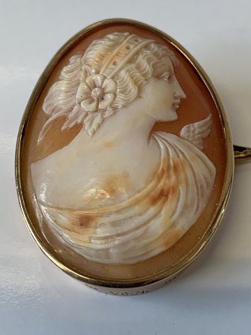 Came broche14 Karat guld, 
Måler 3,5 x 4,0 cm.